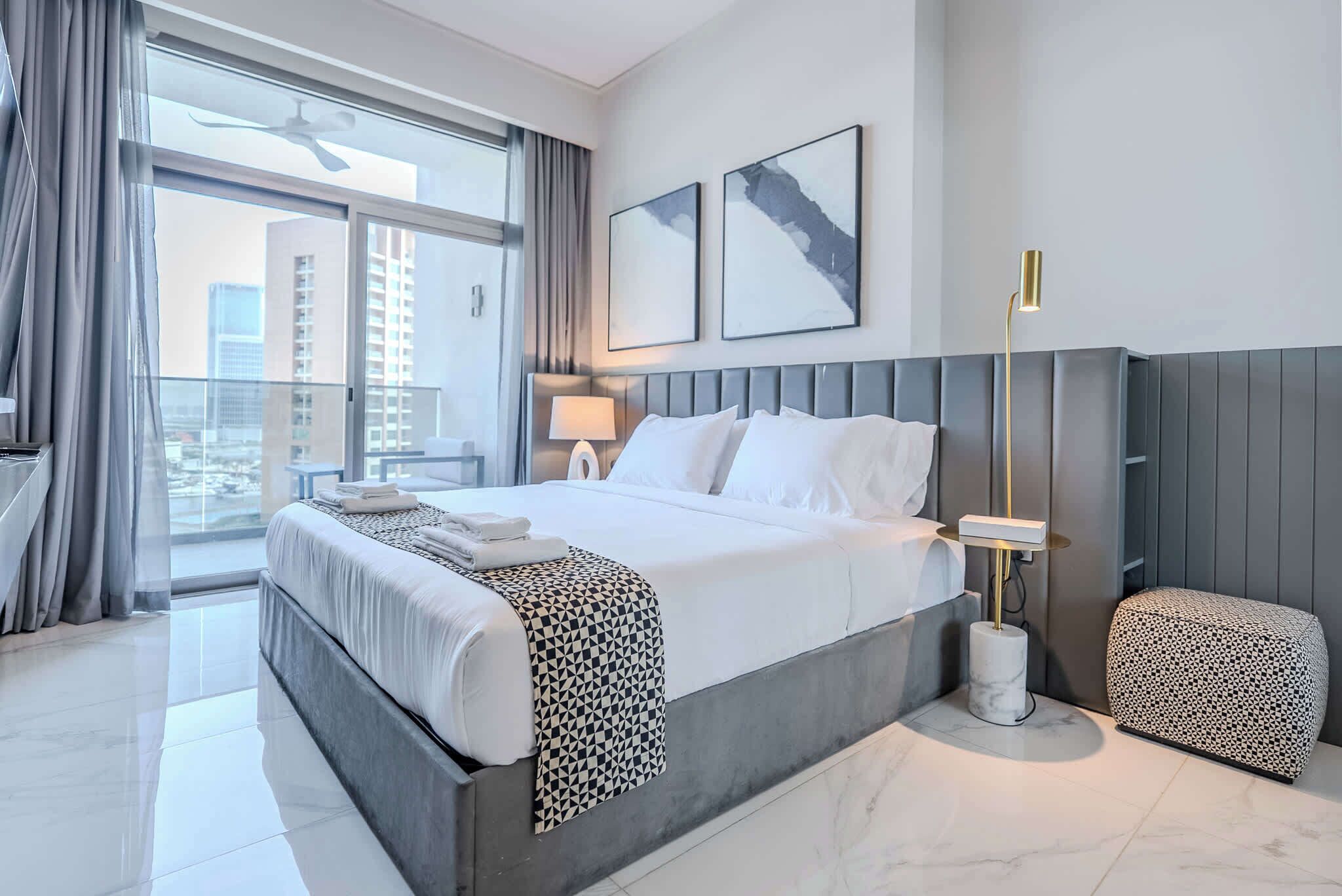 Tabla de planchar con plancha, wifi y ropa de cama 