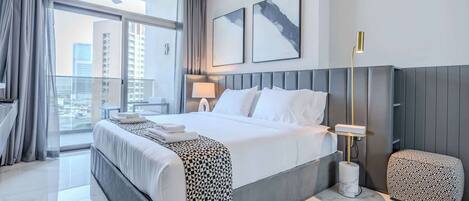 Tabla de planchar con plancha, wifi y ropa de cama