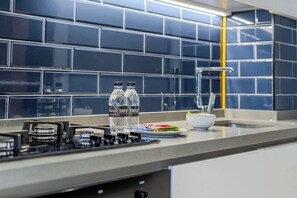 Jääkaappi, mikroaaltouuni, uuni, liesi