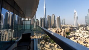 Ein Hochhaus mit Blick auf die Skyline, darunter der Burj Khalifa.