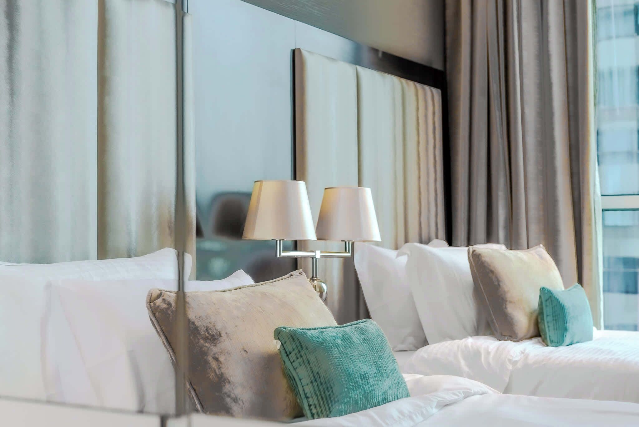 Tabla de planchar con plancha, wifi y ropa de cama 