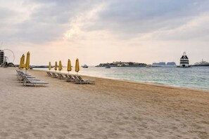 On the beach - Atlantis & Marina View, Private Beach, Furnished (Dubai)