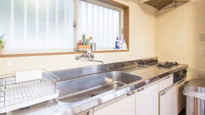 冰箱、微波炉、炉灶、厨具/餐具