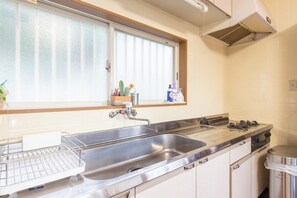 Mini-fridge, microwave, stovetop - HOT & DOG (Shirahama)