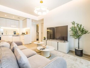 TV, offices - Luxurious 1BR in the Heart of Business Bay (Dubai)