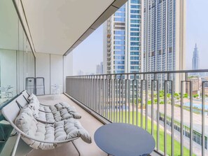 Property grounds - Full Burj Khalifa View - Modern 3BR Maids Estate (Dubai)