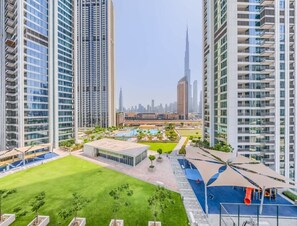 Exterior - Full Burj Khalifa View - Modern 3BR Maids Estate (Dubai)