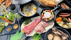 Diversos alimentos, como pescado a la parrilla, carnes y verduras, sugieren una disposición para comer.