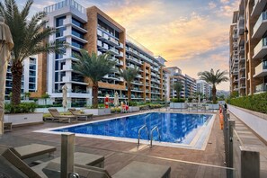 Pool - Luxury 2BR Getaway - Prime Location in Meydan (Dubai)