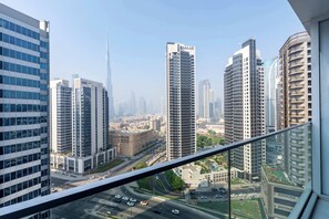 Eine Stadtansicht mit modernen Hochhäusern, darunter ein markanter Turm mit der Aufschrift 'EMAAR'.