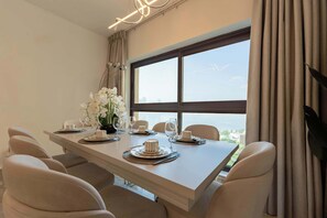 Dining - Luxurious 2BR plus Maids, Sea and Harbour View (Dubai)
