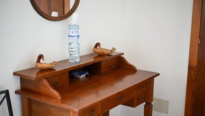 Ein Holzanrichte mit Spiegel, einer Wasserflasche und zwei dekorativen Schwänen.