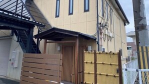 A building with a flat roof, three windows, and a covered entrance. - Irorian (Kamakura)
