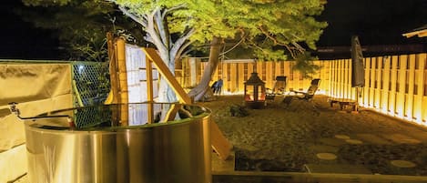 Outdoor spa tub