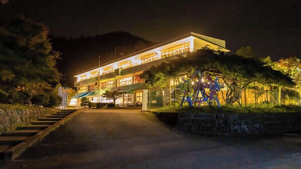 A modern building with a flat roof, large windows, and a staircase leading to the entrance. - Makkocho House (Nasu)