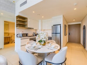 Fridge, microwave, oven, stovetop - City Skyline View, 1BR Luxury, Access - Dubai Mall (Dubai)