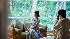 Una habitación con un ventanal grande, un sofá y una mesa.