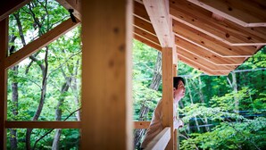 Una estructura de madera con vista a un bosque.