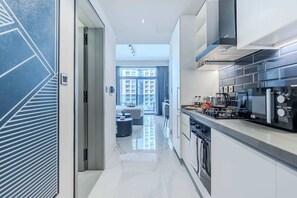 Fridge, microwave, oven, stovetop - Walk to Dubai Mall, Furnished, Premium Amenities (Dubai)