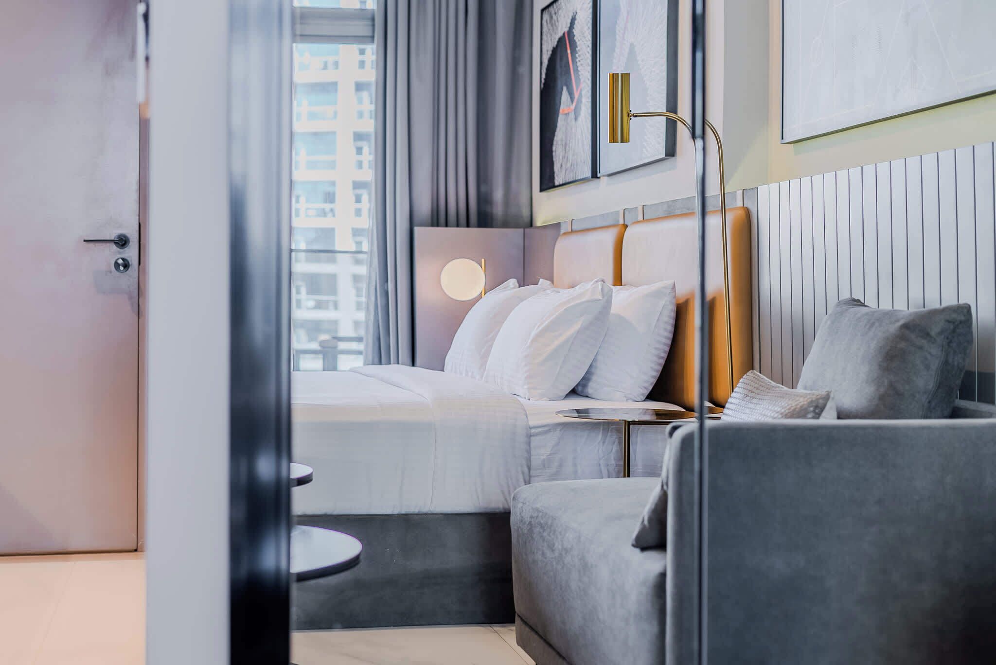 Tabla de planchar con plancha, wifi y ropa de cama 