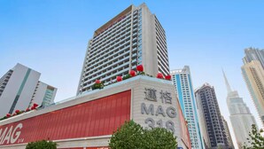 Un edificio de gran altura con fachada roja y el número 318.