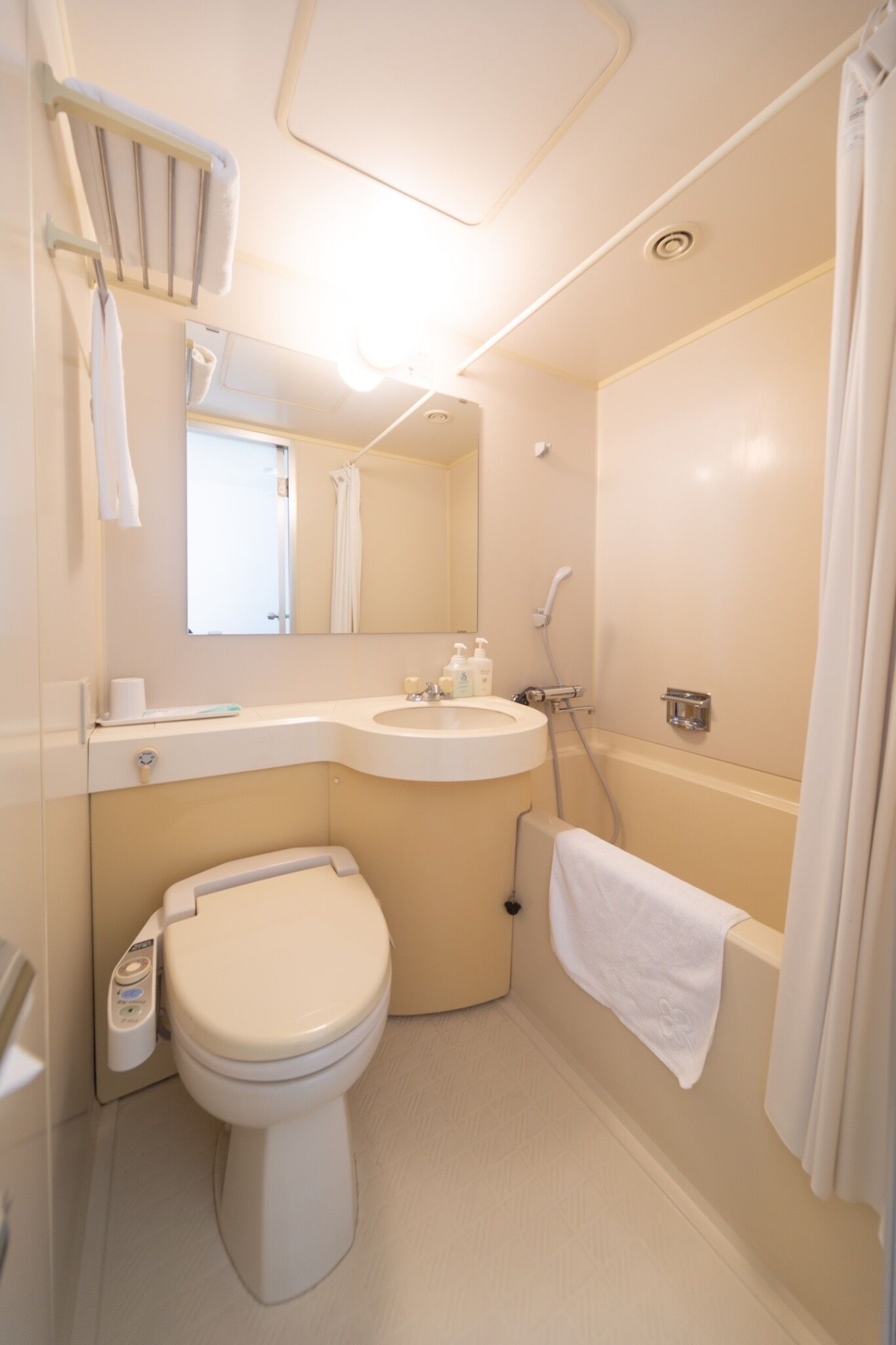 Une petite salle de bain comprenant des toilettes, un lavabo et une baignoire.
