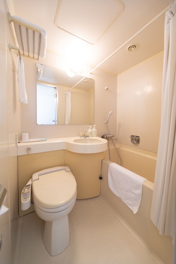 Un baño pequeño con inodoro, lavamanos y bañera.