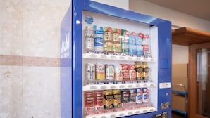 En automattankstation med ett urval av drycker och snacks.