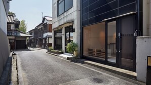 A narrow street with traditional and modern buildings. - Toutou Onzaki Nikai no Yado (Kurashiki)