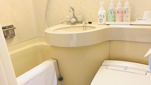 Et badeværelse med vask, toilet og badekar.