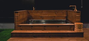A wooden hot tub with a metal frame, a wooden bench, and a wooden bucket. - EN+ Sauna & Capsule Bed (Kochi)