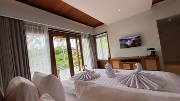 Villa Royal, vistas a la piscina | Caja fuerte, escritorio, espacio para trabajar con un portátil