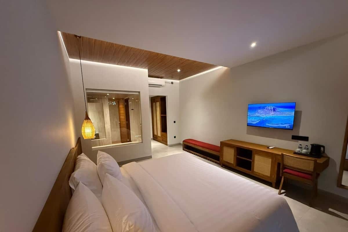 Deluxe Double Room, Garden View | In-room safe, desk, laptop workspace, iron/ironing board