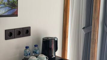 Cofres nos quartos, escrivaninha, espaço de trabalho para notebook