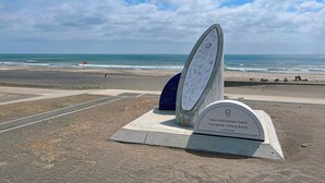 Une structure en béton sur laquelle est fixée une plaque, située sur la plage de Tsukishima, site des épreuves de surf des Jeux olympiques de Tokyo 2020.