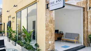 Un edificio moderno con un letrero que dice "THE ONE Apartments".