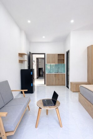 Studio Eksekutif, balkon, pemandangan kota | Dapur pribadi | Lemari es dan kompor