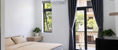 Studio Exécutif, balcon, vue ville | Décoration personnalisée, ameublement personnalisé, bureau