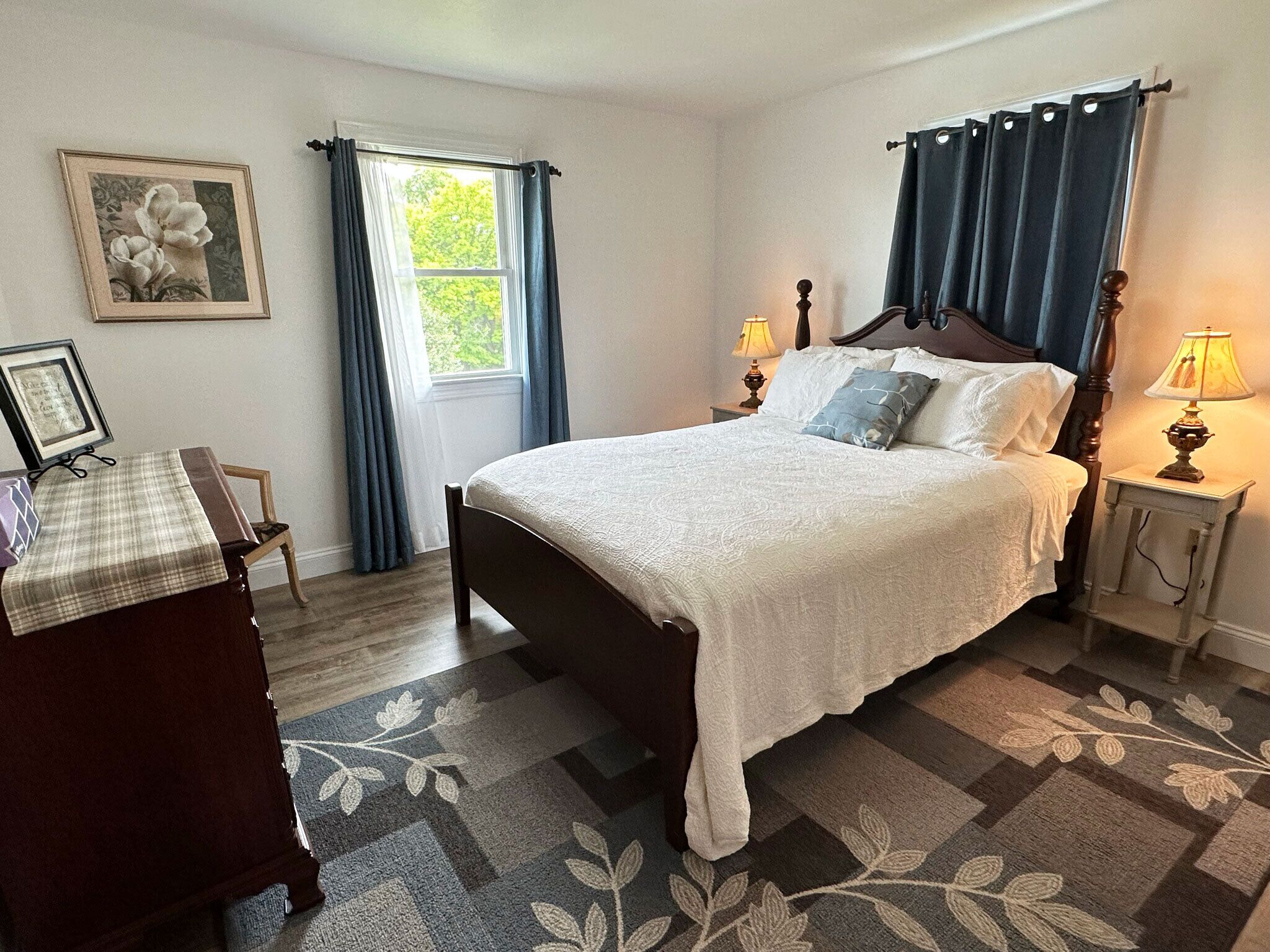 4 bedrooms, desk, iron/ironing board, travel crib