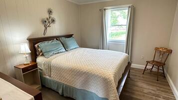 4 chambres, bureau, fer et planche à repasser, lit de bébé portatif