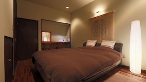 Une chambre à coucher comprenant un lit, un bureau, une chaise, un miroir et un luminaire fixé au mur.