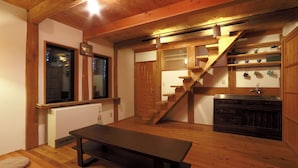 Un intérieur en bois avec un escalier, un radiateur et un évier.