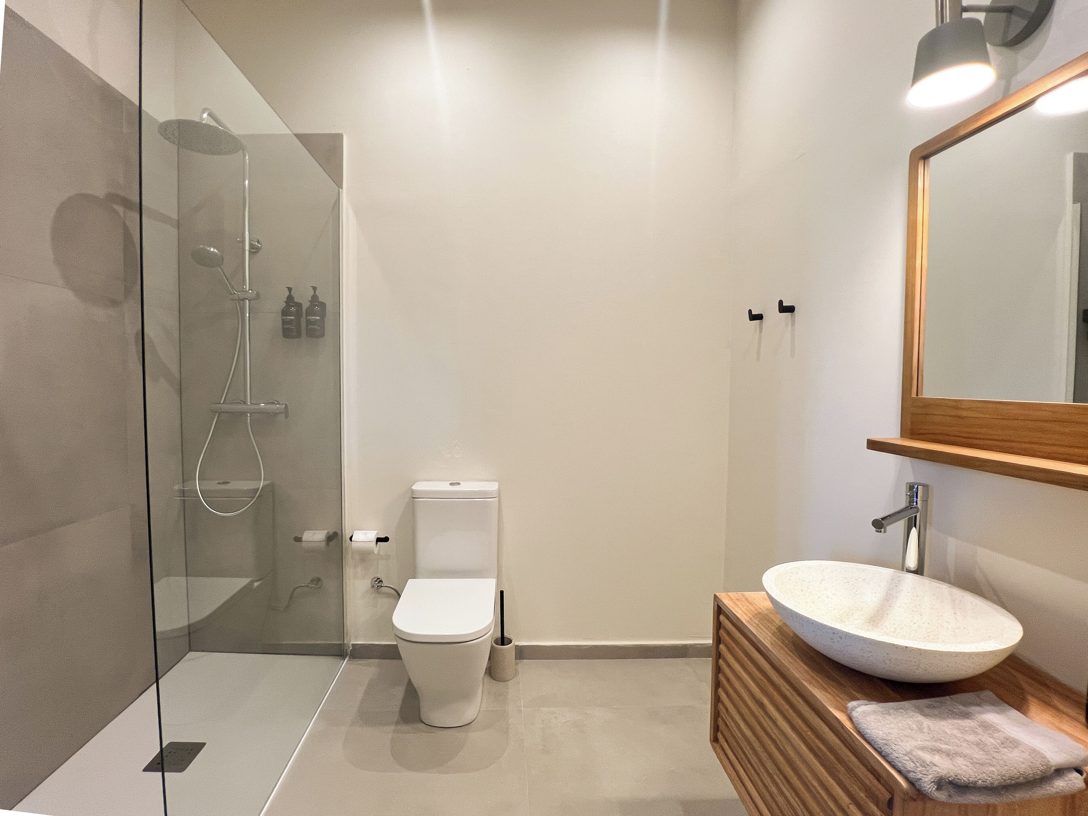 Familie appartement, 2 slaapkamers, keuken, uitzicht op de stad | Badkamer | Een douche, een haardroger, handdoeken, zeep