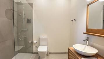 Familie appartement, 2 slaapkamers, keuken, uitzicht op de stad | Badkamer | Een douche, een haardroger, handdoeken, zeep