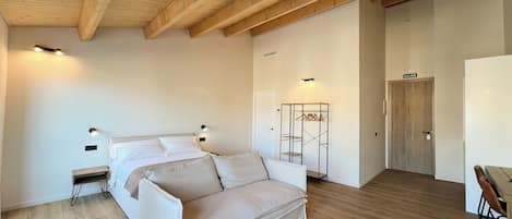 Suite, Terraza, vista a la ciudad | Edredón, espacio para trabajar con laptop y wifi gratis