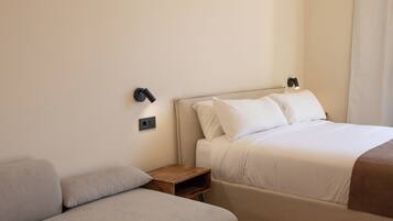 Standaard appartement, balkon, uitzicht op de stad | Donsdekens, een laptopwerkplek, gratis wifi