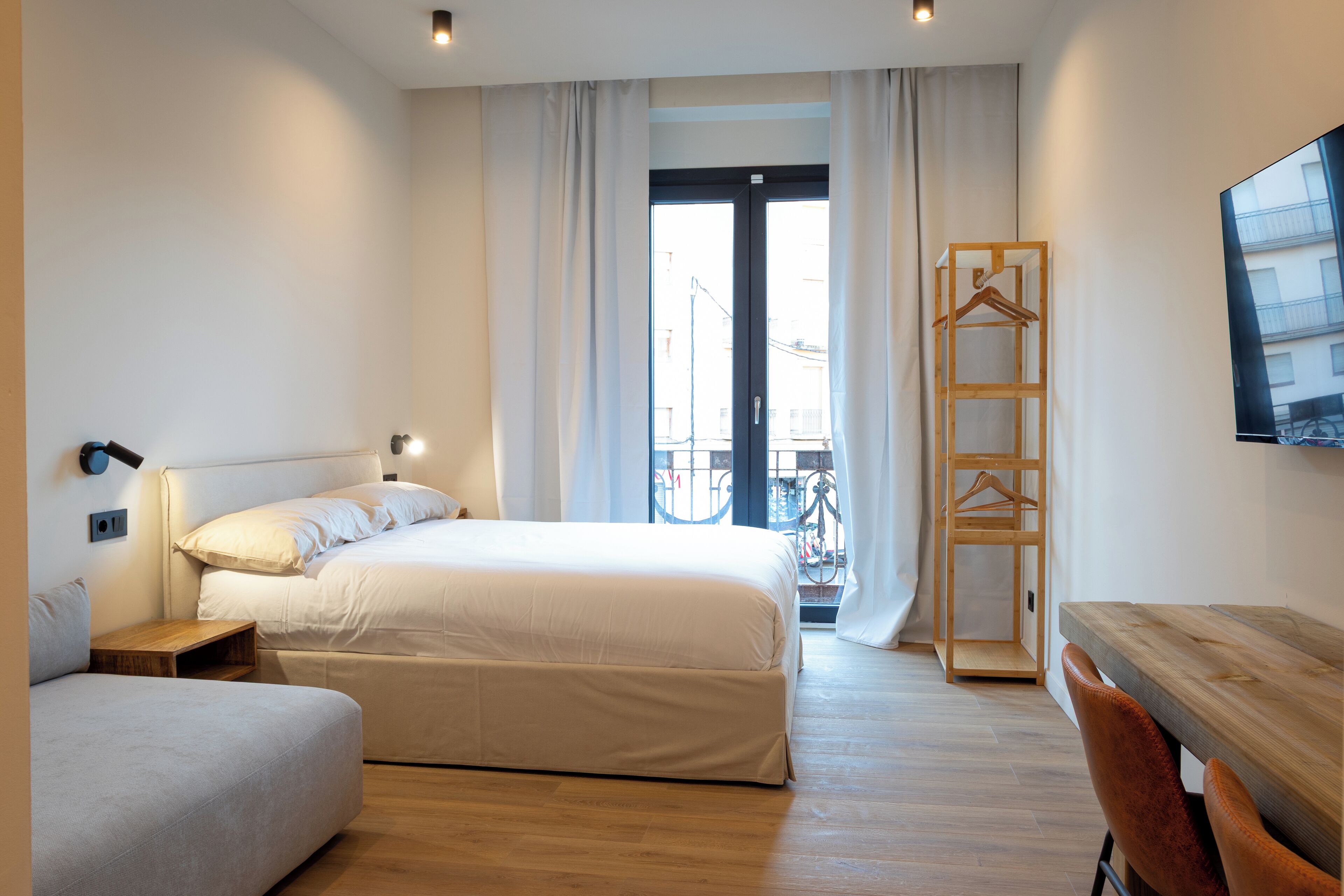 Standaard appartement, balkon, uitzicht op de stad | Donsdekens, een laptopwerkplek, gratis wifi, beddengoed