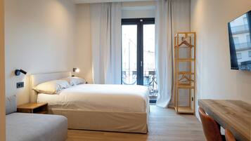 Standaard appartement, balkon, uitzicht op de stad | Donsdekens, een laptopwerkplek, gratis wifi, beddengoed