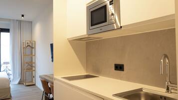 Apartemen Standar, balkon, pemandangan kota | Dapur pribadi | Lemari es, microwave, kompor, dan mesin espresso