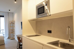 Standard Apartment, Balcony, City View | Private kitchen | Fridge, microwave, stovetop, espresso maker - Salon Suites Tremp (Tremp)